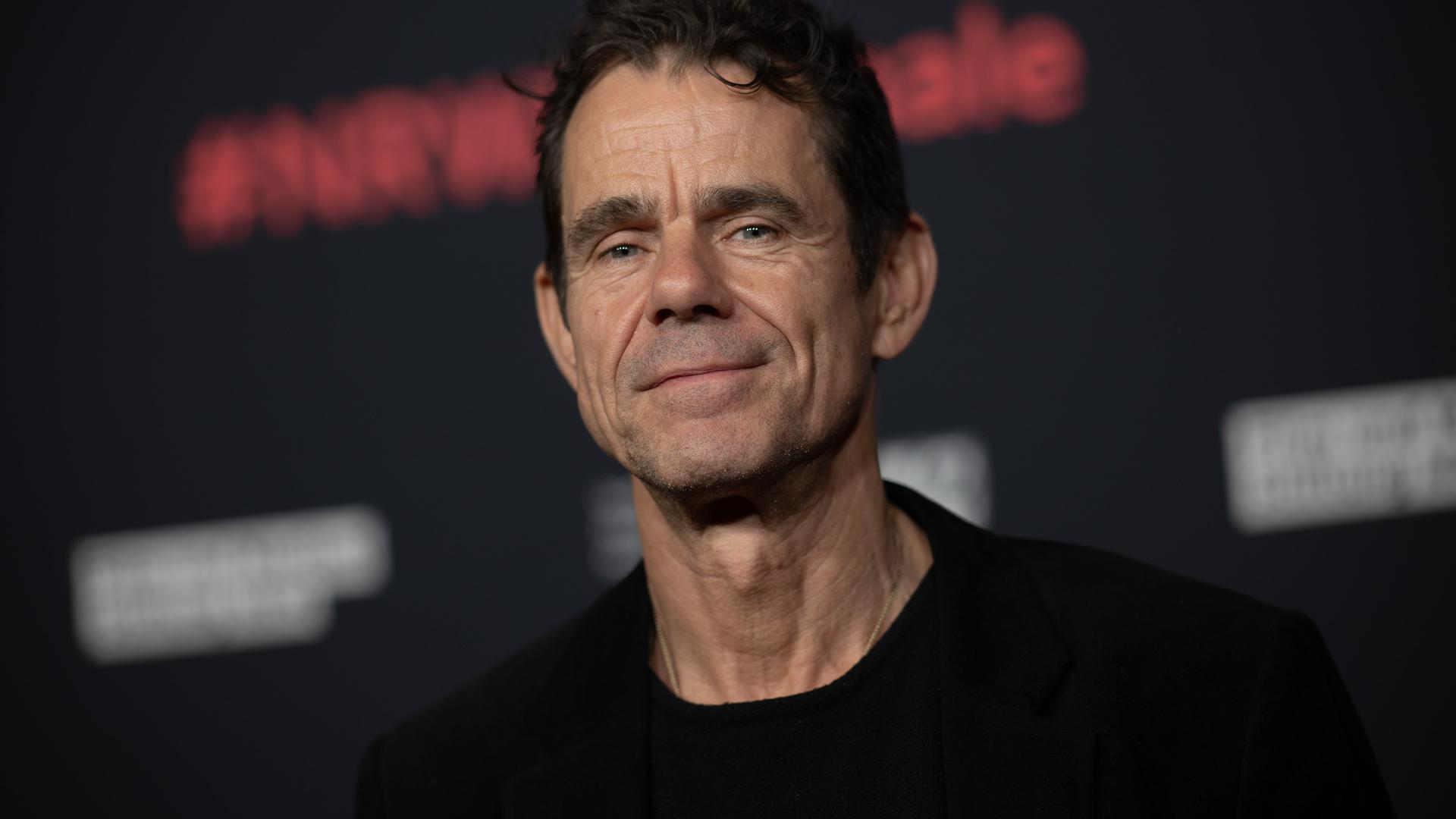 Tom Tykwer, Regisseur, steht während des NRW-Empfangs im Rahmen der Berlinale 2024 vor Kameras udn blickt in Richtung des Betrachters