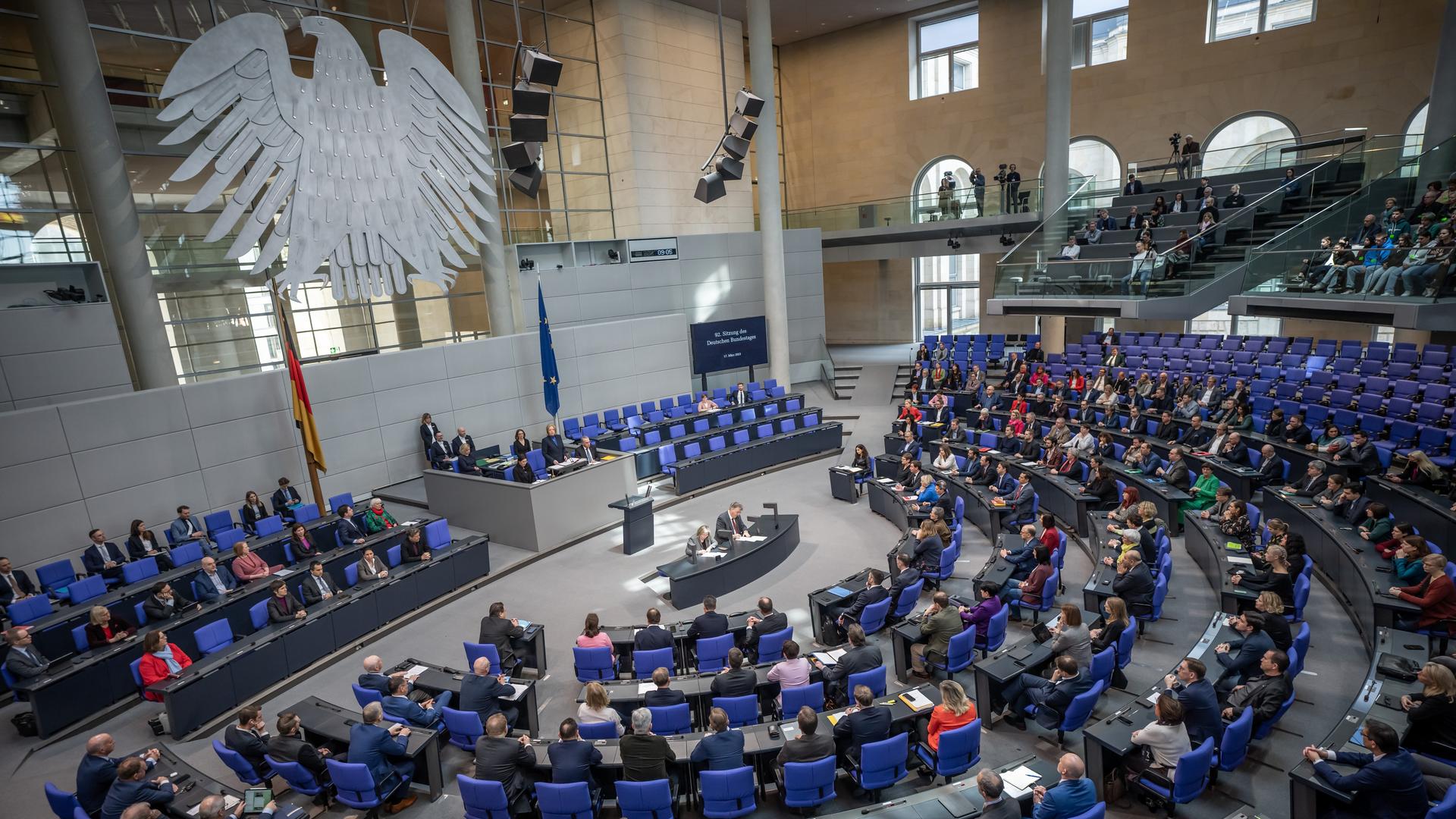 Abgeordnete sitzen im Bundestag.