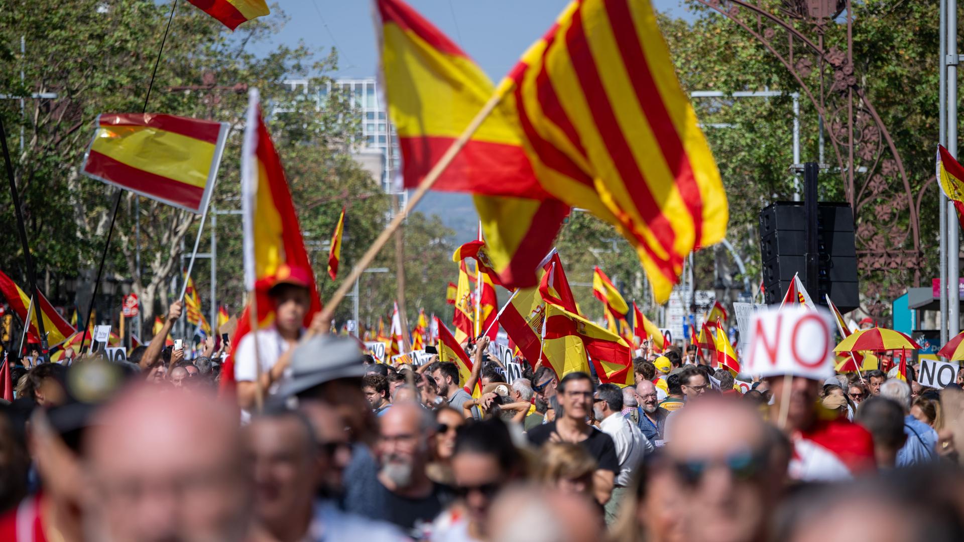 In Barcelona gehen Tausende Gegner einer Unabhängigkeit Kataloniens auf die Straße.