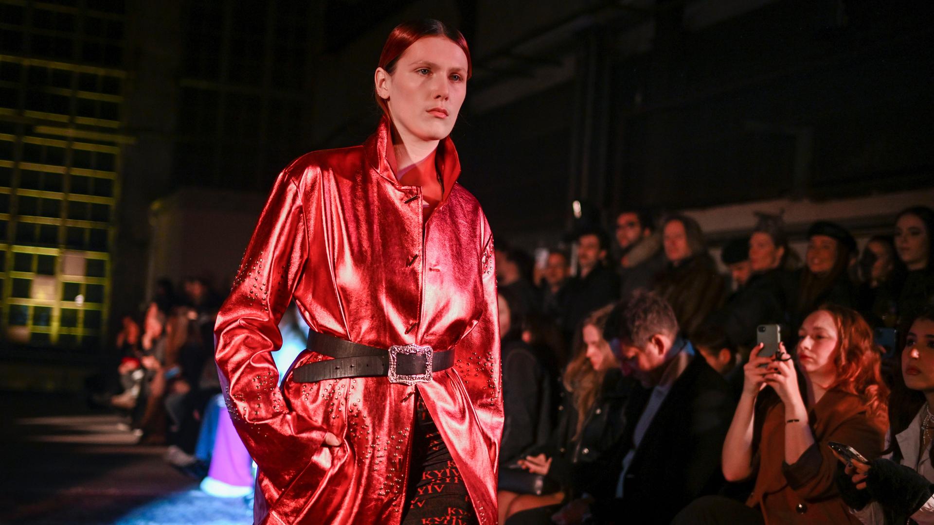 Archivbild vom 19. Januar 2023: Ein Model zeigt auf der Berliner Fashion Week eine Kreation des ukranischen Designers Jean Gritsfeldt.