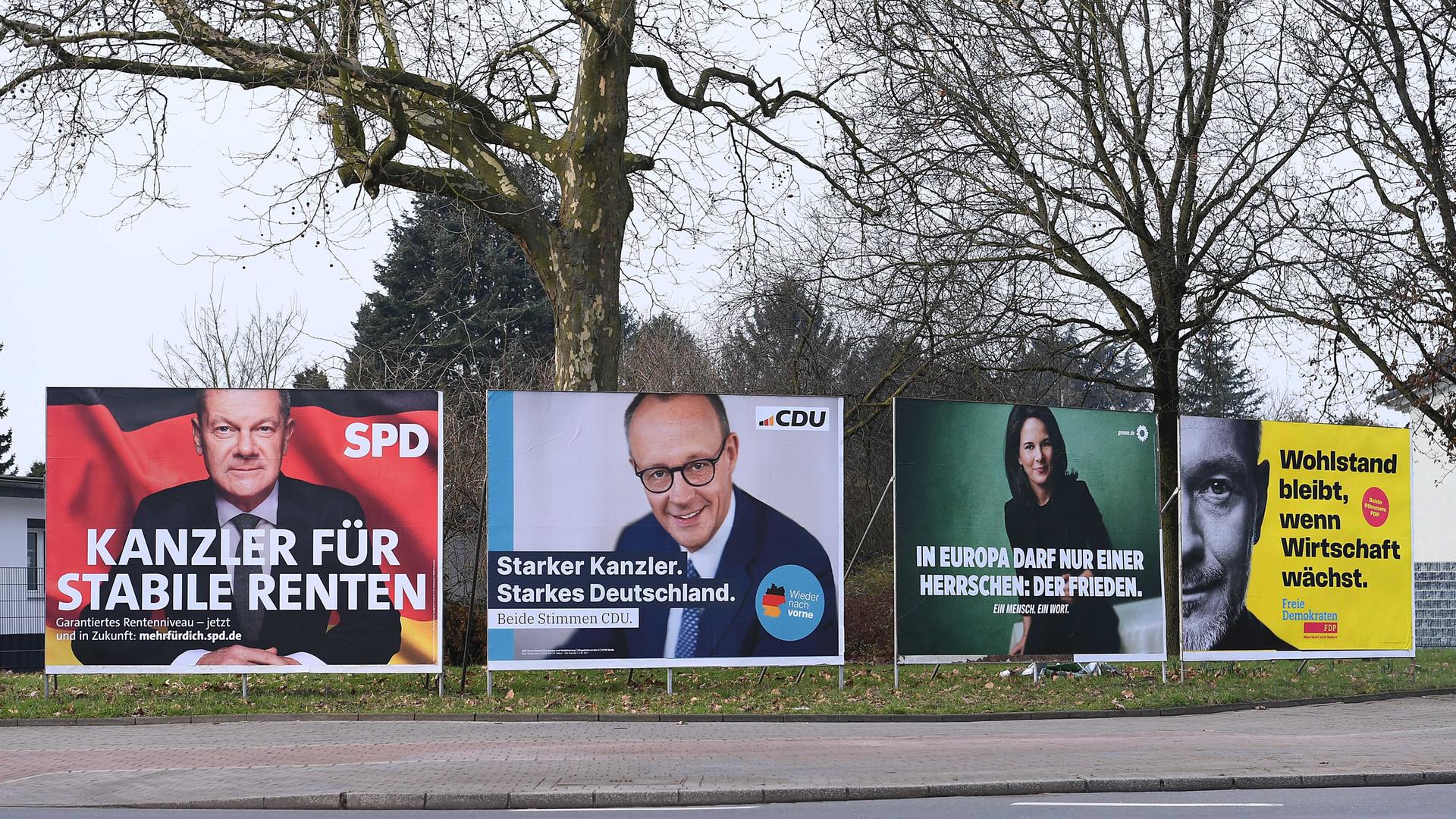 Vier Groß-Wahlplakate an einer Straße in Oberhausen (Nordrhein-Westfalen).