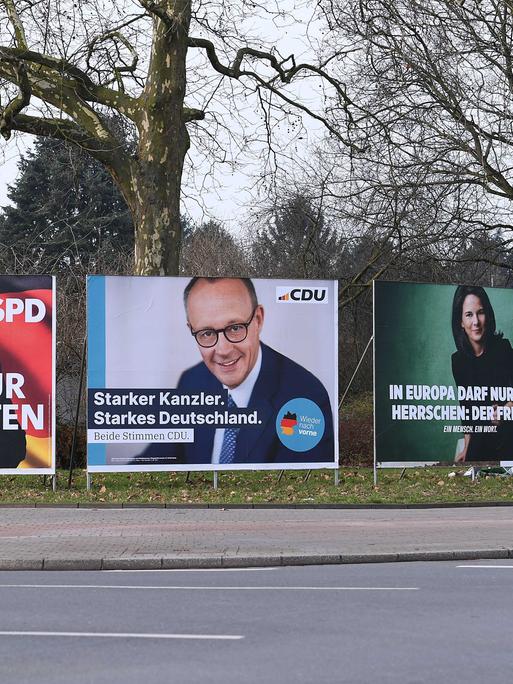 Vier Groß-Wahlplakate an einer Straße in Oberhausen (Nordrhein-Westfalen).