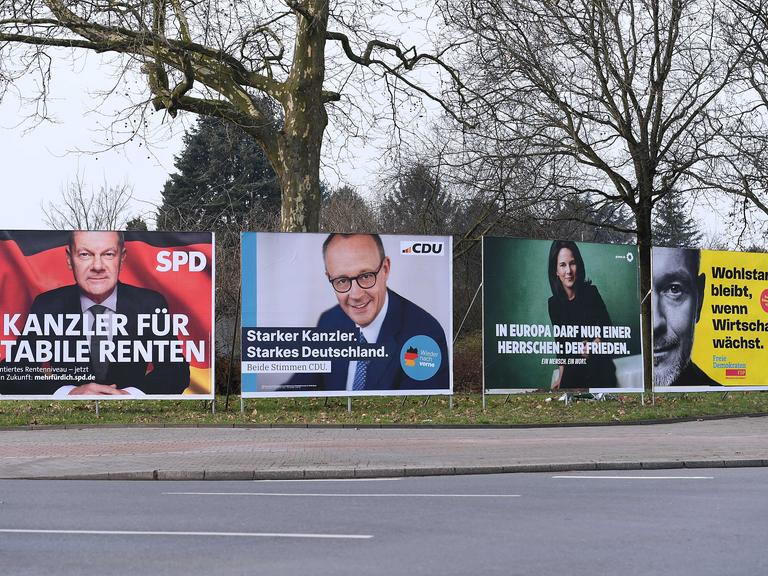 Vier Groß-Wahlplakate an einer Straße in Oberhausen (Nordrhein-Westfalen).