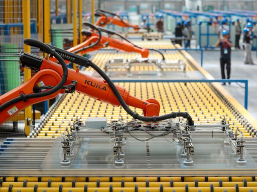Orangefarbene Kuka-Roboter kommen in einer chinesischen Fabrik zum Einsatz. Orangefarbene Kuka-Roboter kommen in einer chinesischen Fabrik zum Einsatz.