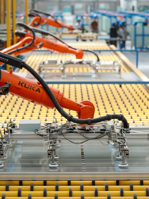 Orangefarbene Kuka-Roboter kommen in einer chinesischen Fabrik zum Einsatz. Orangefarbene Kuka-Roboter kommen in einer chinesischen Fabrik zum Einsatz.