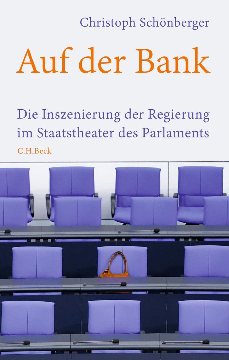 Cover des Buchs „Auf der Bank. Die Inszenierung der Regierung im Staatstheater des Parlaments“ von Christoph Schönberger: Es sind blaue Parlamentssessel zu sehen.