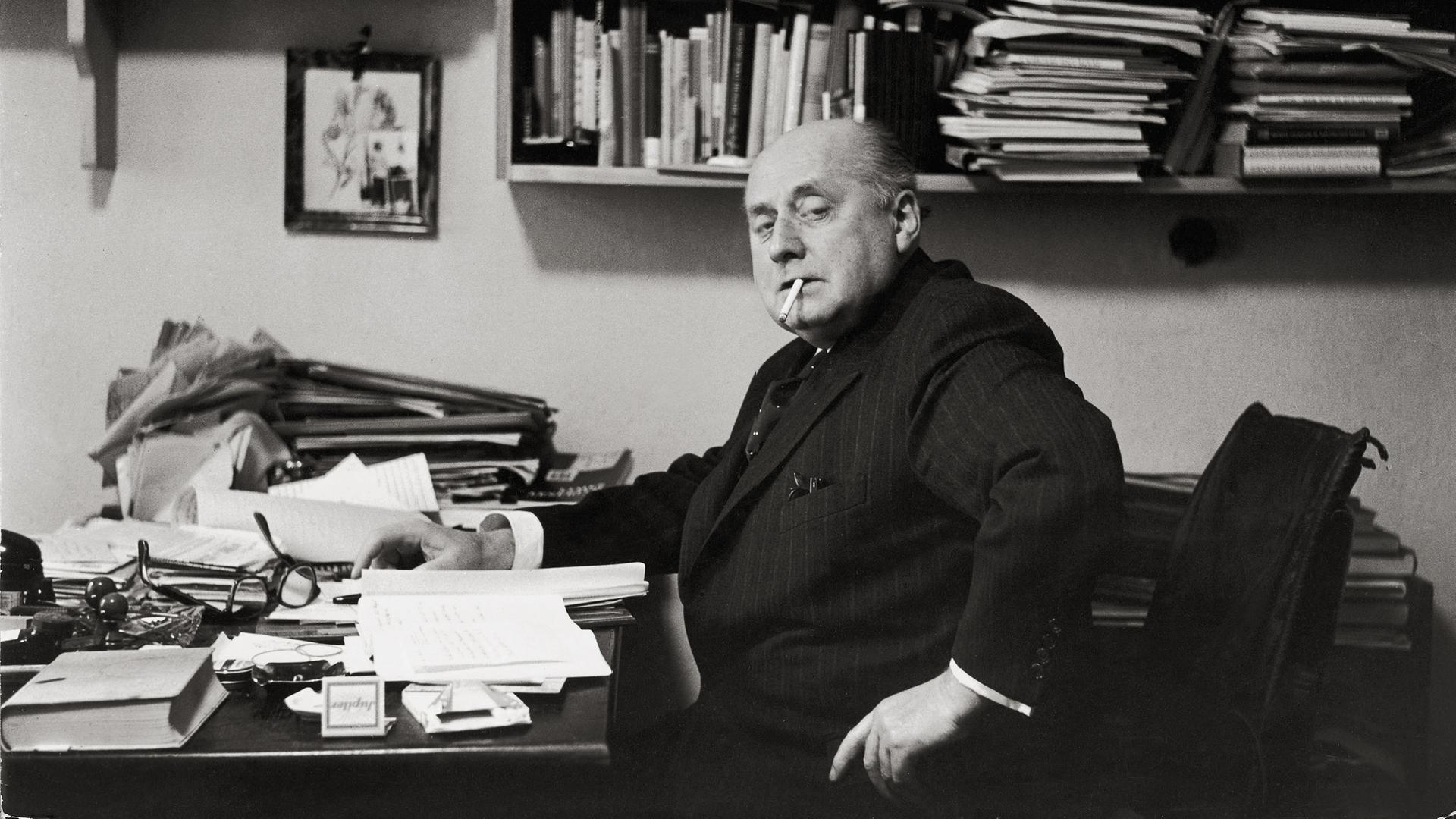 Der Schriftsteller Gottfried Benn 1955 in seiner Berliner Wohnung