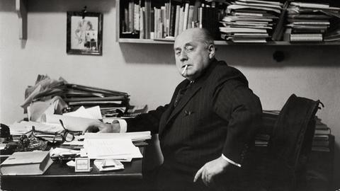 Der Schriftsteller Gottfried Benn 1955 in seiner Berliner Wohnung