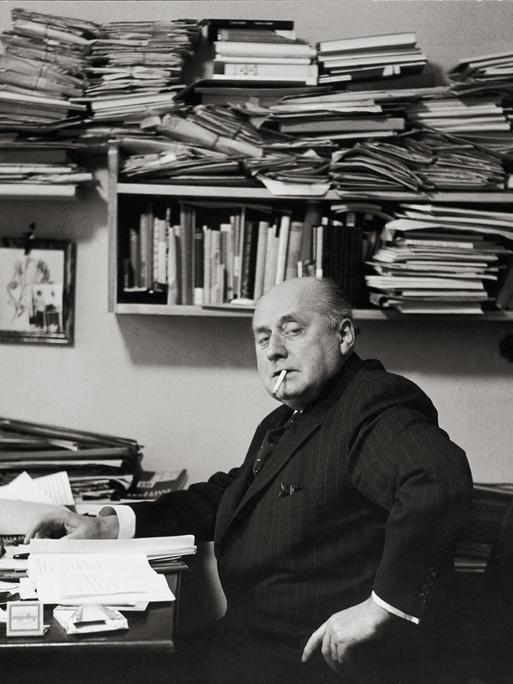 Der Schriftsteller Gottfried Benn 1955 in seiner Berliner Wohnung