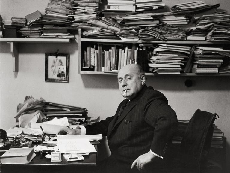 Der Schriftsteller Gottfried Benn 1955 in seiner Berliner Wohnung