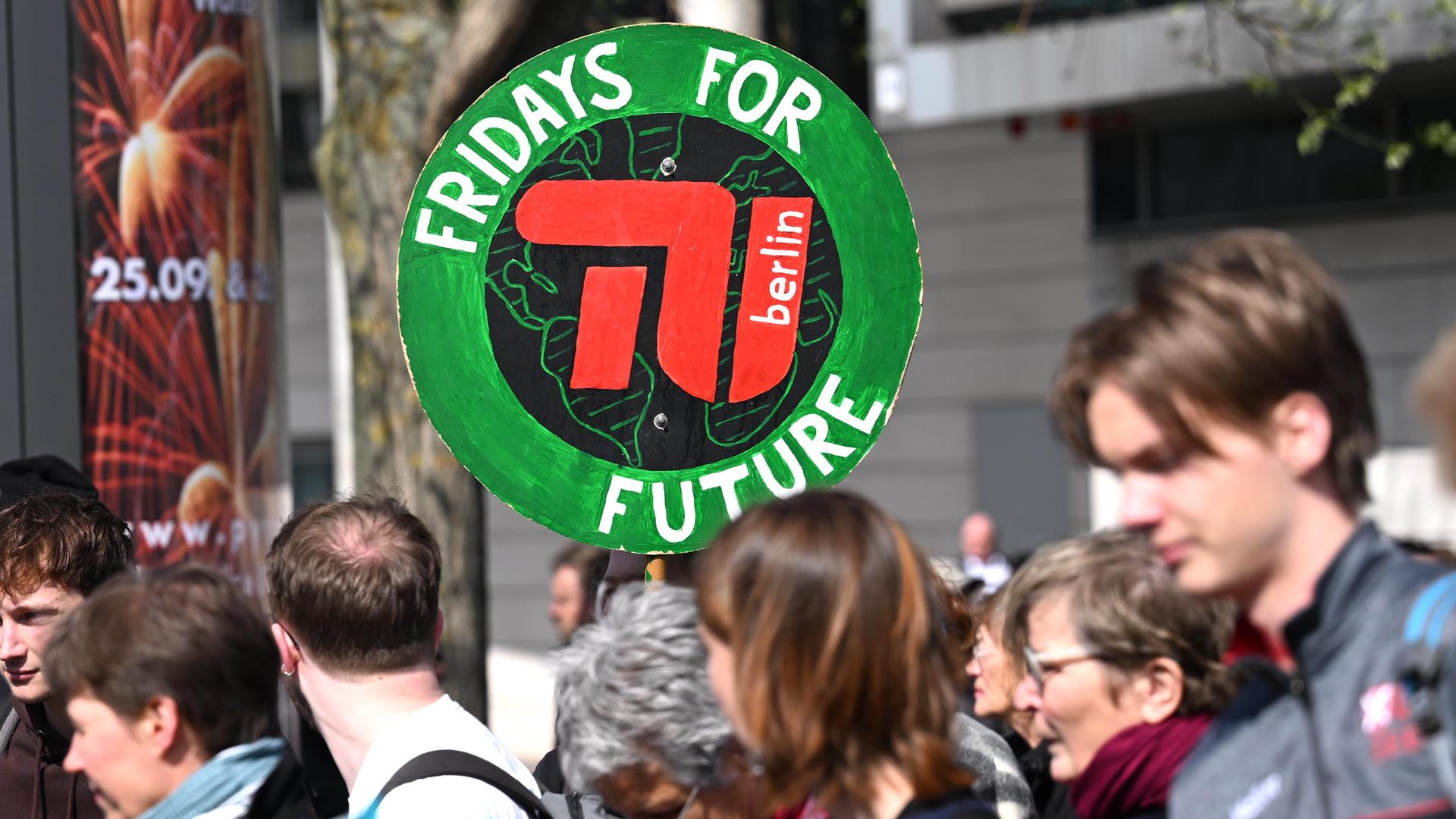 Teilnehmer einer Demonstration stehen im Rahmen der Aktion "Fridays for Future" gegenüber der CDU-Parteizentrale in Berlin.