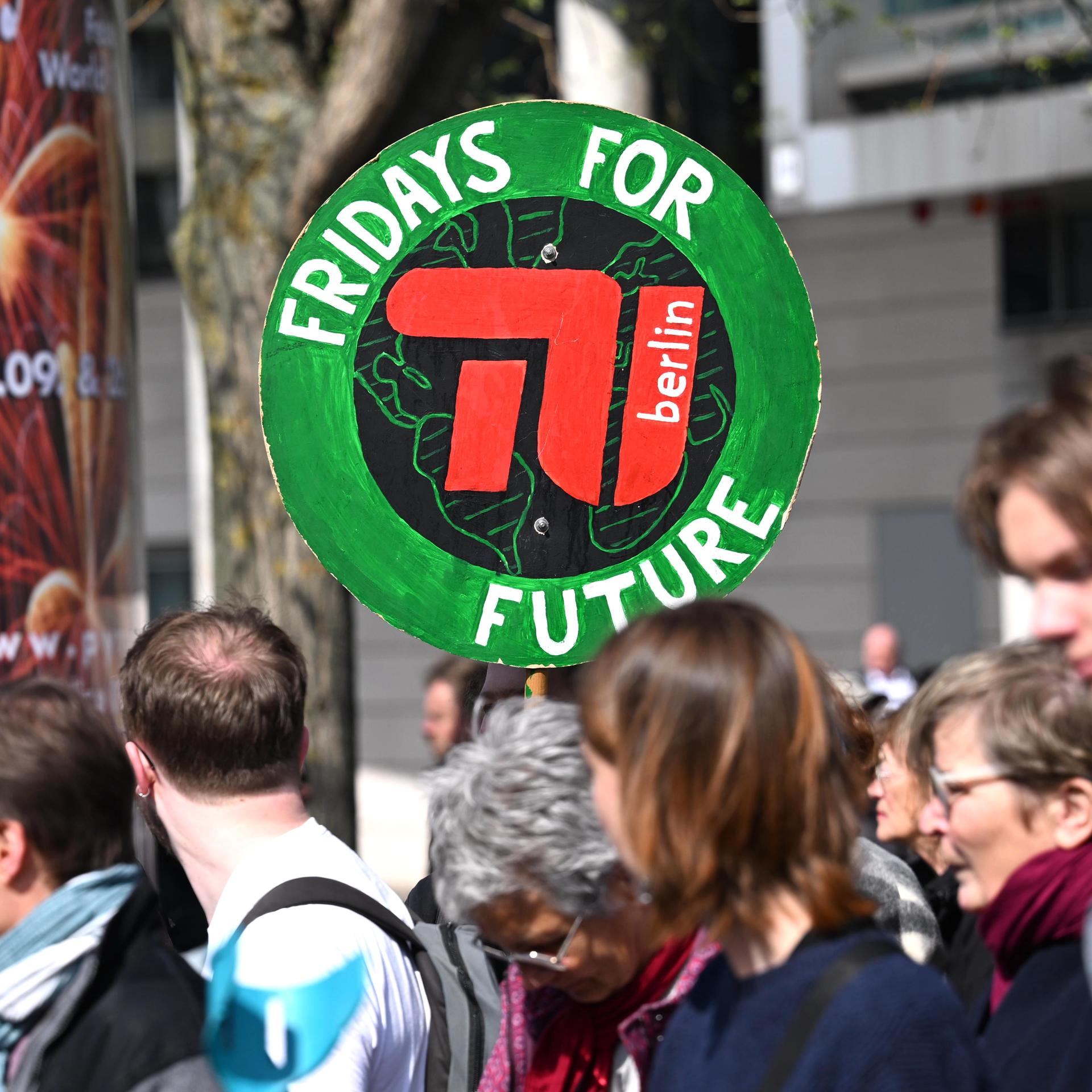 Teilnehmer einer Demonstration stehen im Rahmen der Aktion "Fridays for Future" gegenüber der CDU-Parteizentrale in Berlin.