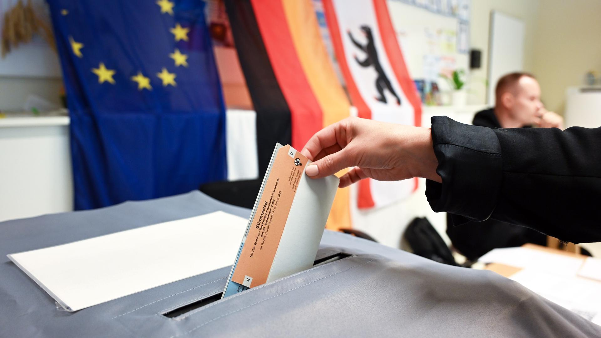 Eine Frau wählt in einem Wahllokal in Berlin, Deutschland, am 20. September 2026