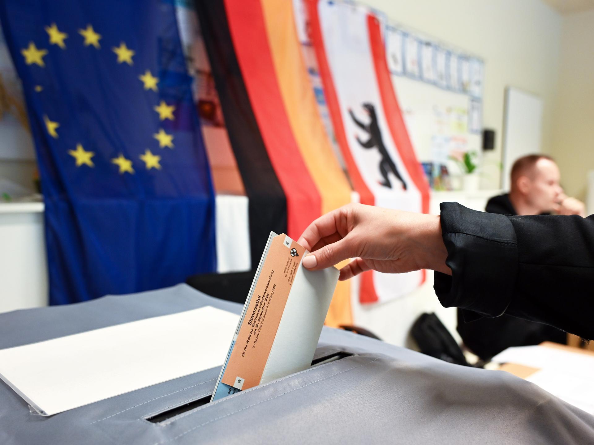 Eine Frau wählt in einem Wahllokal in Berlin, Deutschland, am 20. September 2026 Eine Frau wählt in einem Wahllokal in Berlin, Deutschland, am 20. September 2026