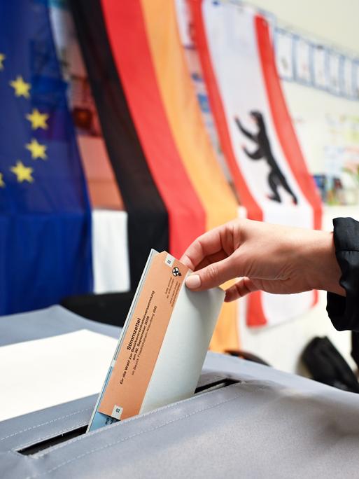 Eine Frau wählt in einem Wahllokal in Berlin, Deutschland, am 20. September 2026
