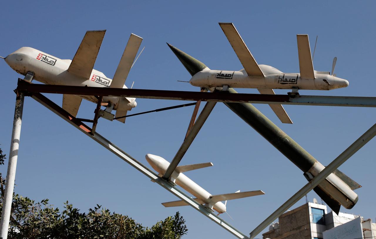 Modelle der von den Huthi hergestellten Drohnen und Raketen auf einem Platz in der Hauptstadt Sanaa