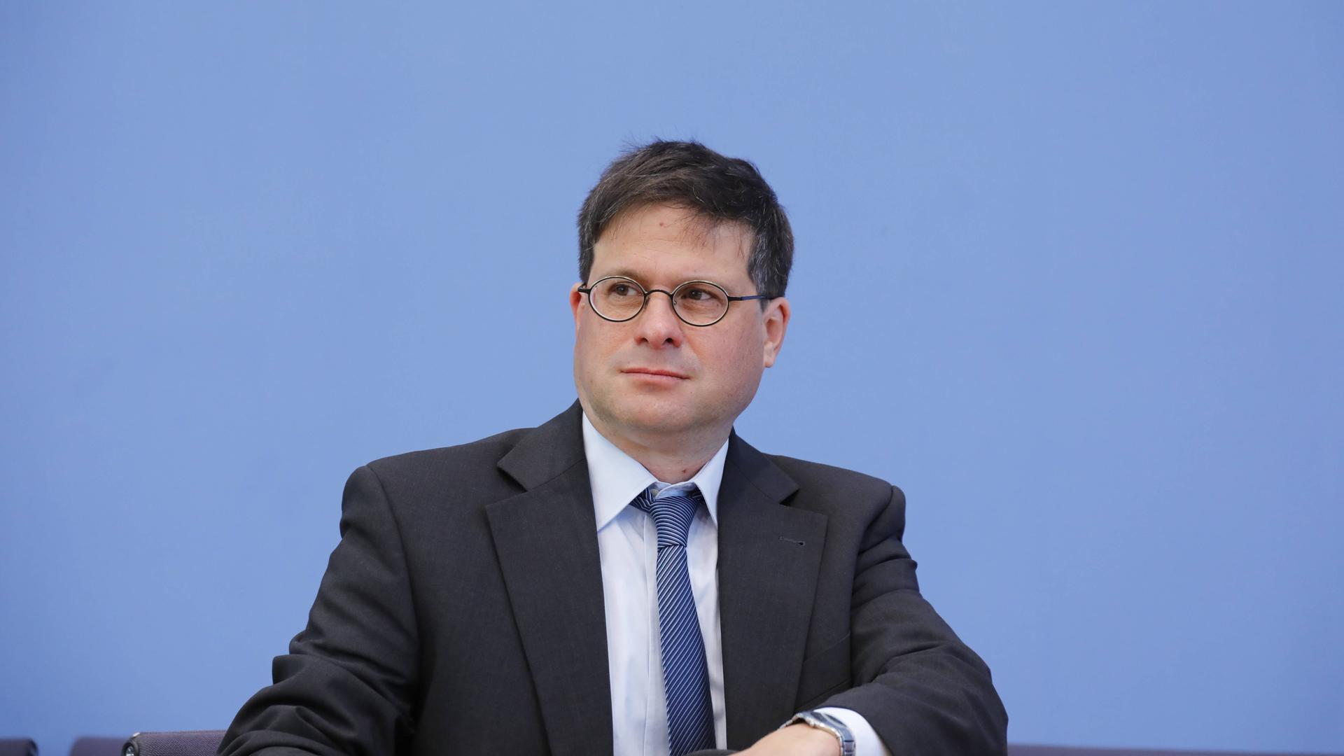 Prof. Gideon Botsch schaut nachdenklich nach rechts. 