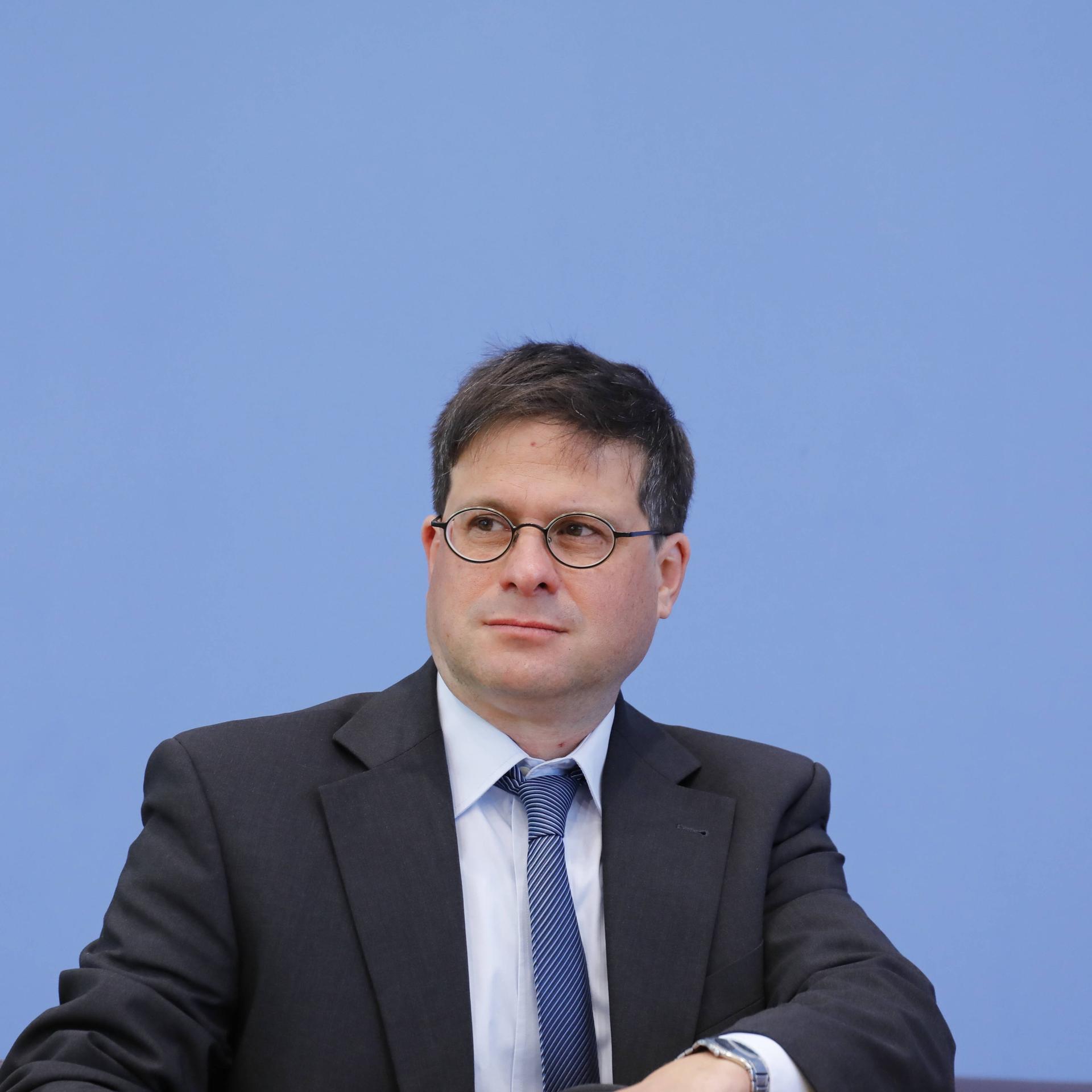 Prof. Gideon Botsch schaut nachdenklich nach rechts. 