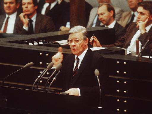 Bundeskanzler Helmut Schmidt bei seiner Rede am 17. September 1982 im Bundestag