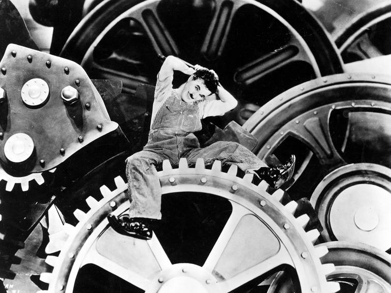 Charlie Chaplin in einer Szene des Spielfilm-Klassikers "Modern Times" aus dem Jahr 1936 