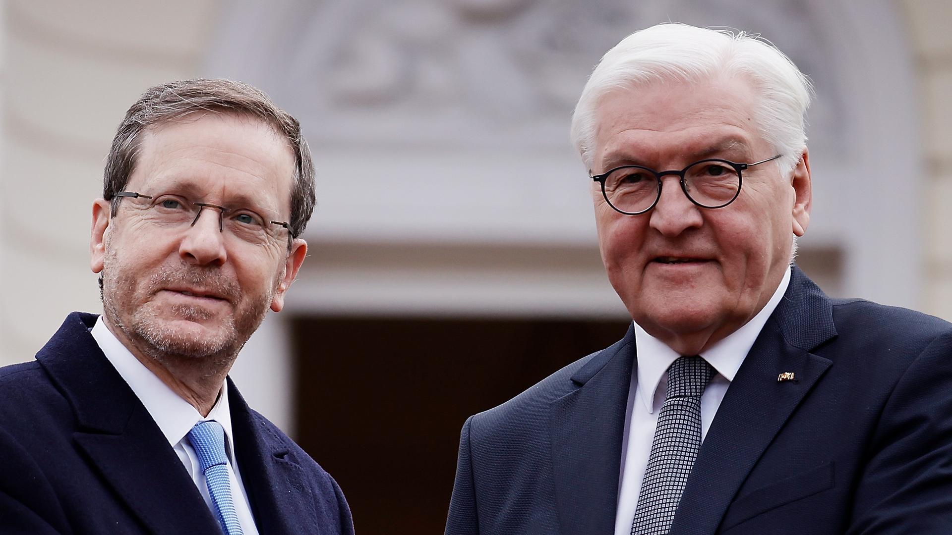 Bundespräsident Frank-Walter Steinmeier begrüßt den israelischen Präsidenten Izchak Herzog vor dem Schloss Bellevue (Archivbild Februar 2024). Bundespräsident Frank-Walter Steinmeier begrüßt den israelischen Präsidenten Izchak Herzog vor dem Schloss Bellevue (Archivbild Februar 2024).