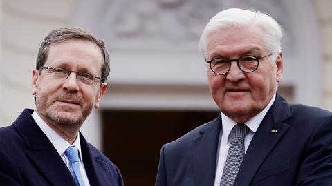 Bundespräsident Frank-Walter Steinmeier begrüßt den israelischen Präsidenten Izchak Herzog vor dem Schloss Bellevue (Archivbild Februar 2024).
