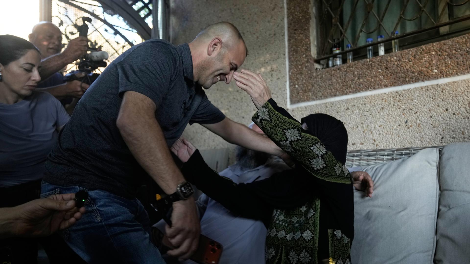 Kusra: Loui Ridi, ein in Ohio lebender palästinensisch-amerikanischer Vermieter eines der Häuser, die seit über einer Woche von israelischen Siedlern belagert werden, begrüßt seine Mutter Aysha, als er aus den USA im besetzten Dorf Kusra ankommt. Kusra: Loui Ridi, ein in Ohio lebender palästinensisch-amerikanischer Vermieter eines der Häuser, die seit über einer Woche von israelischen Siedlern belagert werden, begrüßt seine Mutter Aysha, als er aus den USA im besetzten Dorf Kusra ankommt.