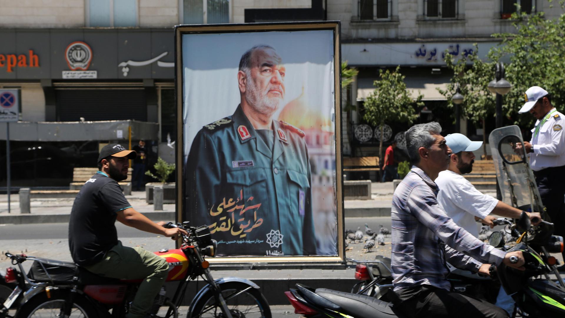 Ein Bild des getöteten IRGC-Kommandeurs Salami steht eingerahmt auf einer Straße in Teheran