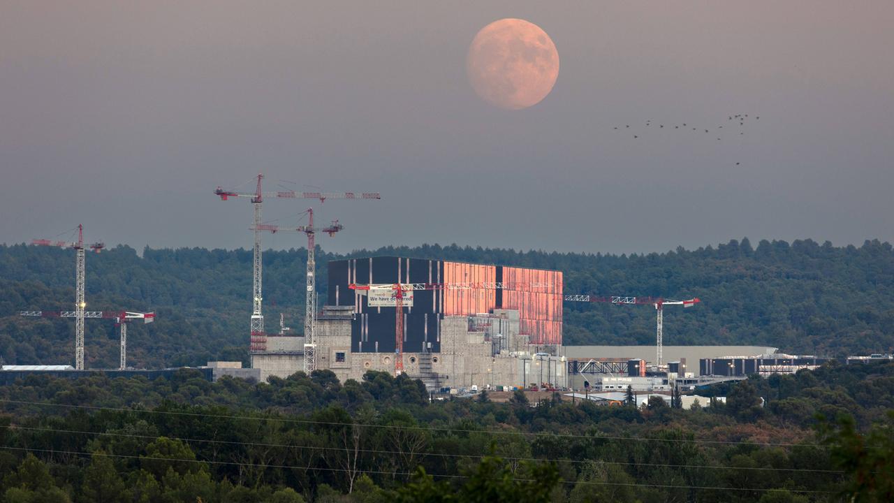 Die ITER-Baustelle am Kernforschungszentrum Cadarache in Saint Paul les Durance, Südfrankreich am 10.08.2022. Am Hauptgebäude ist ein Plakat aufgehängt mit den Worten "We have delivered".