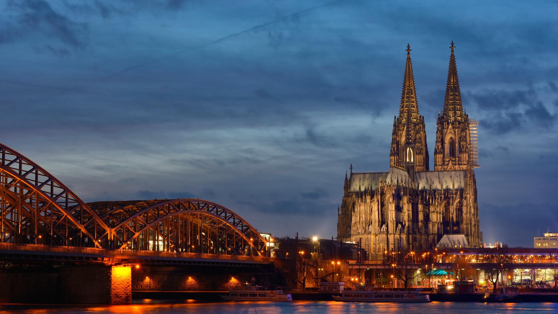 Blick auf den Kölner Dom am Rhein