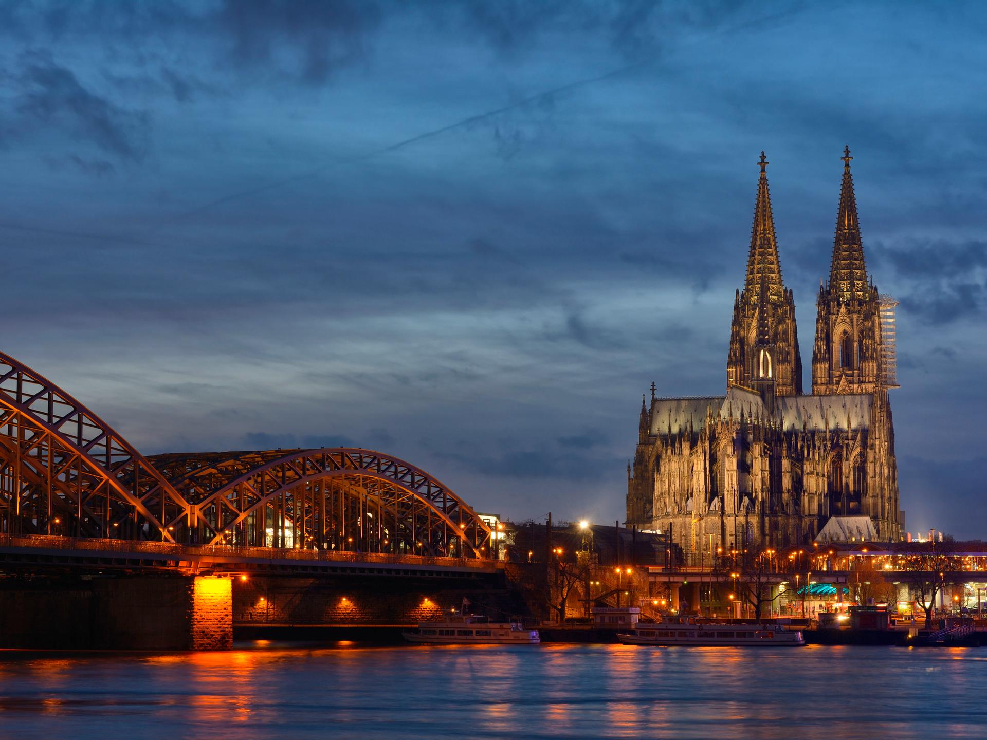 Blick auf den Kölner Dom am Rhein