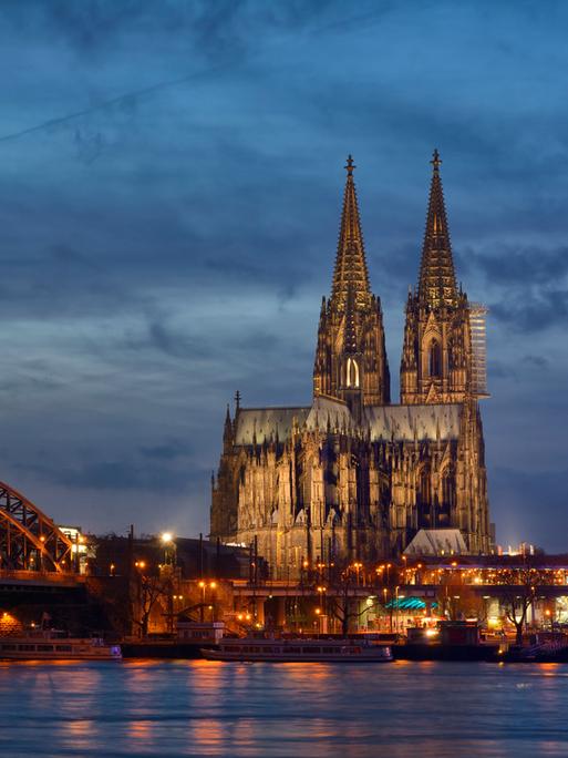 Blick auf den Kölner Dom am Rhein