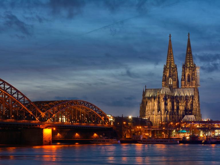 Blick auf den Kölner Dom am Rhein