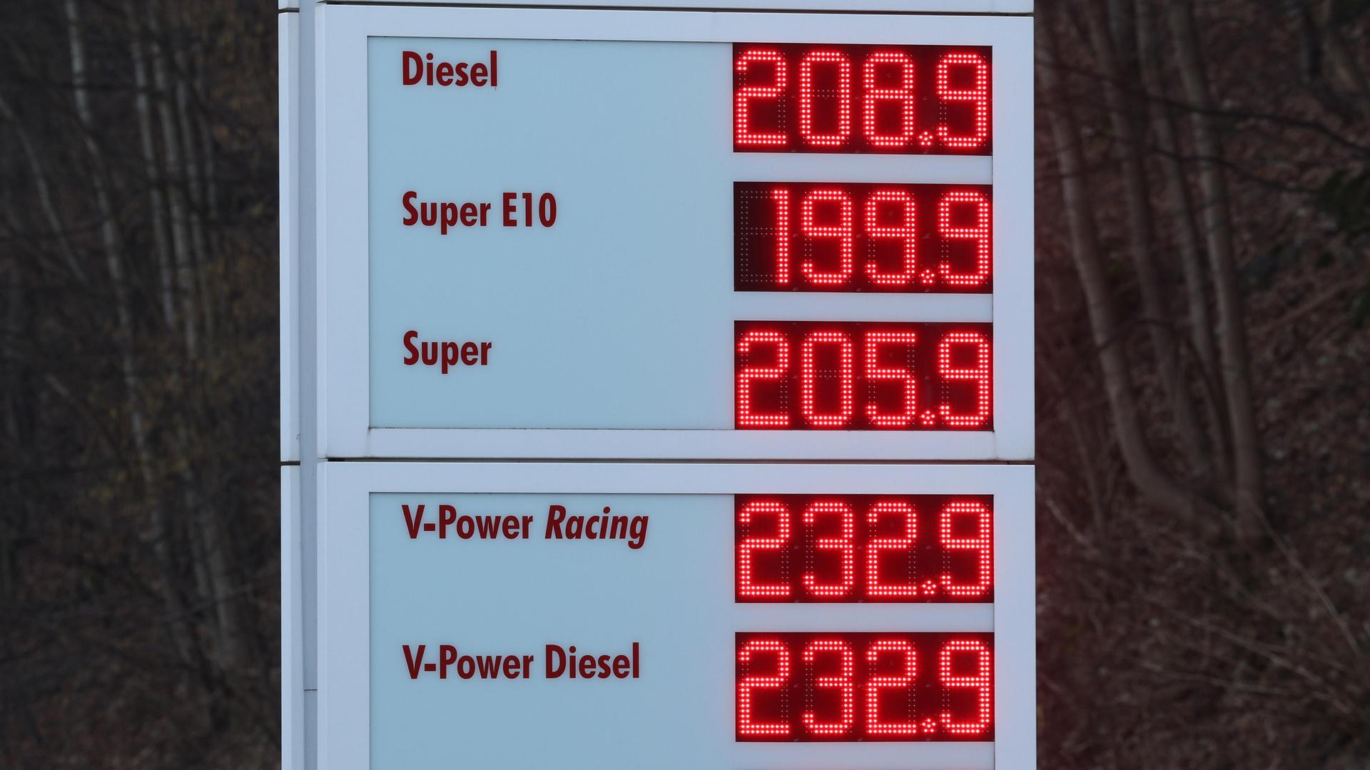 Preistafel einer Tankstelle: Der Liter Diesel ist mit 2,089 Euro angegeben, der Liter Super E10 mit 1,999 Euro.