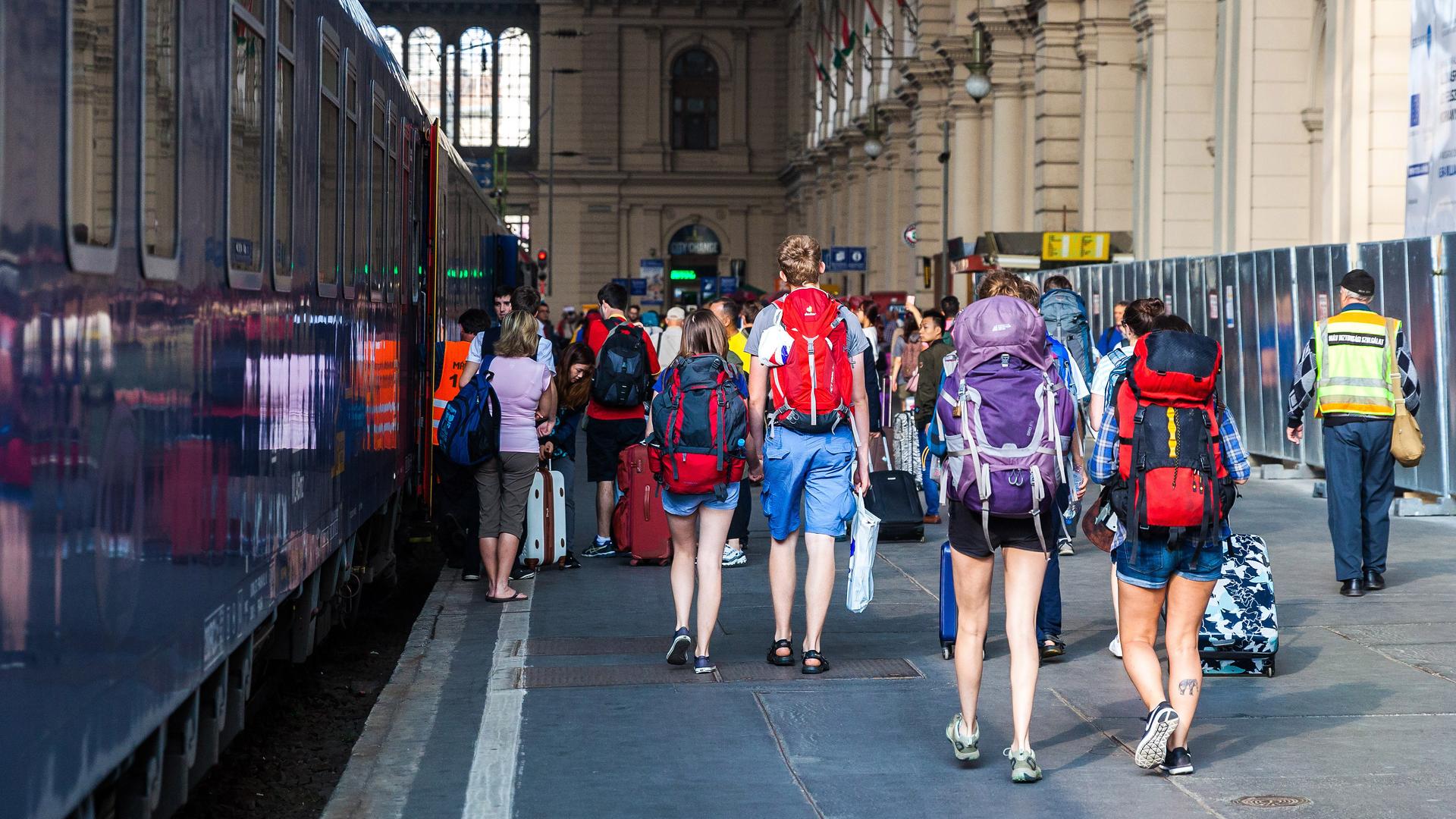 Interrail-Reisende steigen in einen Zug ein in Budapest am Bahnhof Keleti.