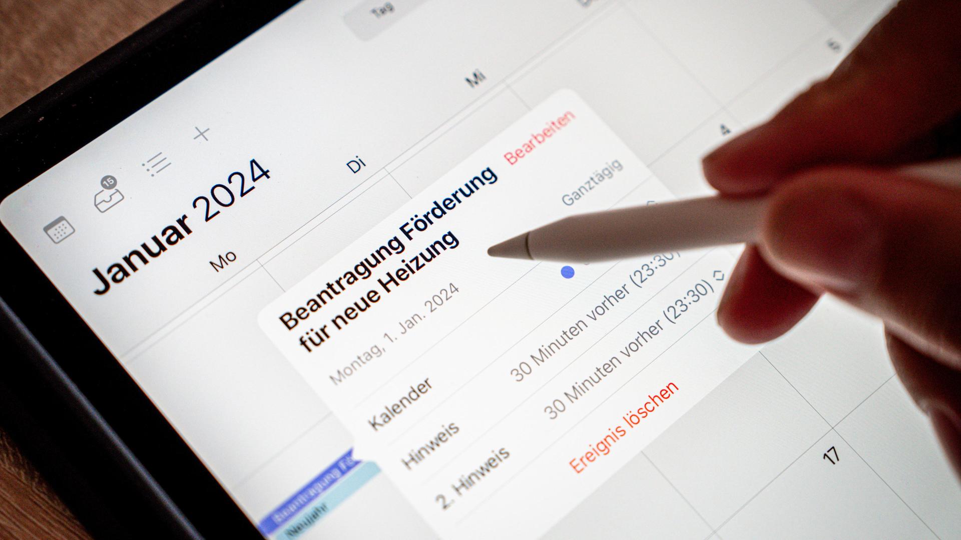 Auf einem Tablet ist ein digitaler Antrag für eine neue Heizung ab Januar 2024 zu sehen
