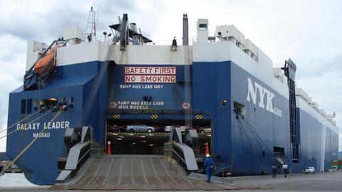 Das Frachtschiff "Galaxy Leader" liegt im Hafen im slowenischen Koper. 