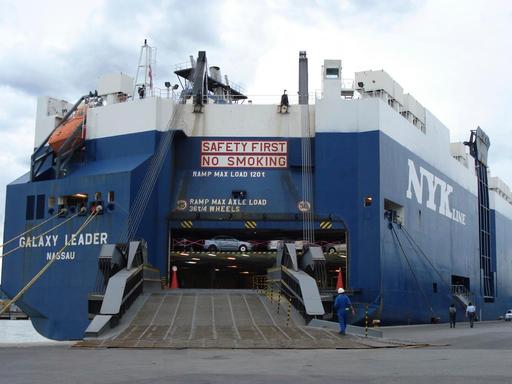 Das Frachtschiff "Galaxy Leader" liegt im Hafen im slowenischen Koper. 