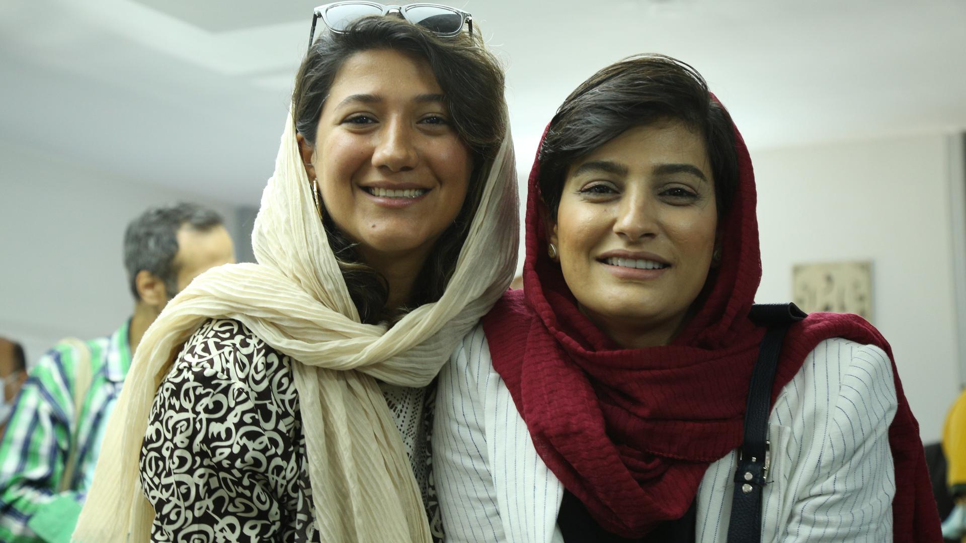 Die Journalistinnen Nilufar Hamedi (l) und Elaheh Mohammadi (r)