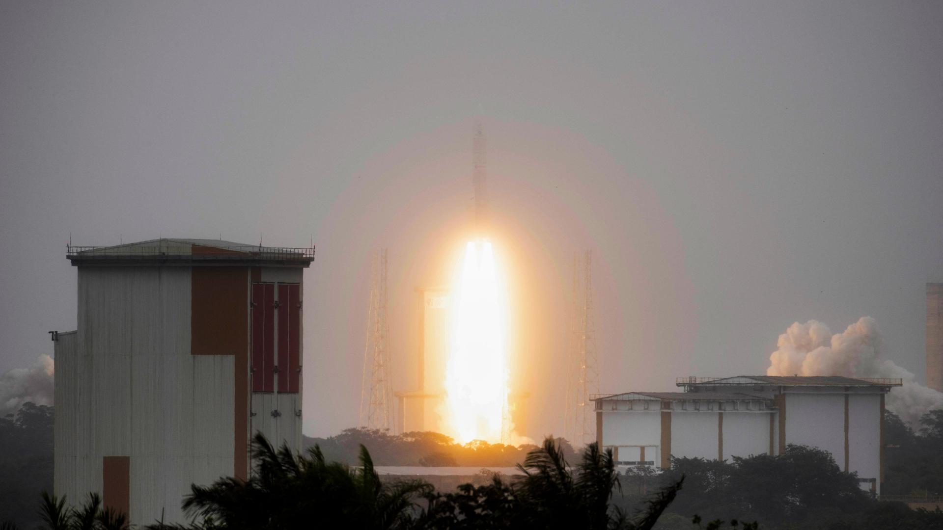 Die Trägerrakete Ariane 6 startet am europäischen Weltraumbahnhof in Kourou in Französisch-Guayana in den Weltraum.