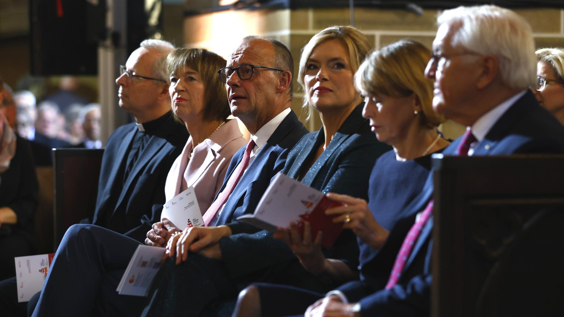Bundespräsident Steinmeier (r-l), seine Frau Elke Büdenbender, Bundestagspräsidentin , Bundeskanzler Merz mit Frau Charlotte nehmen am ökumenischen Gottesdienst im Bremer St. Petri Dom teil. 