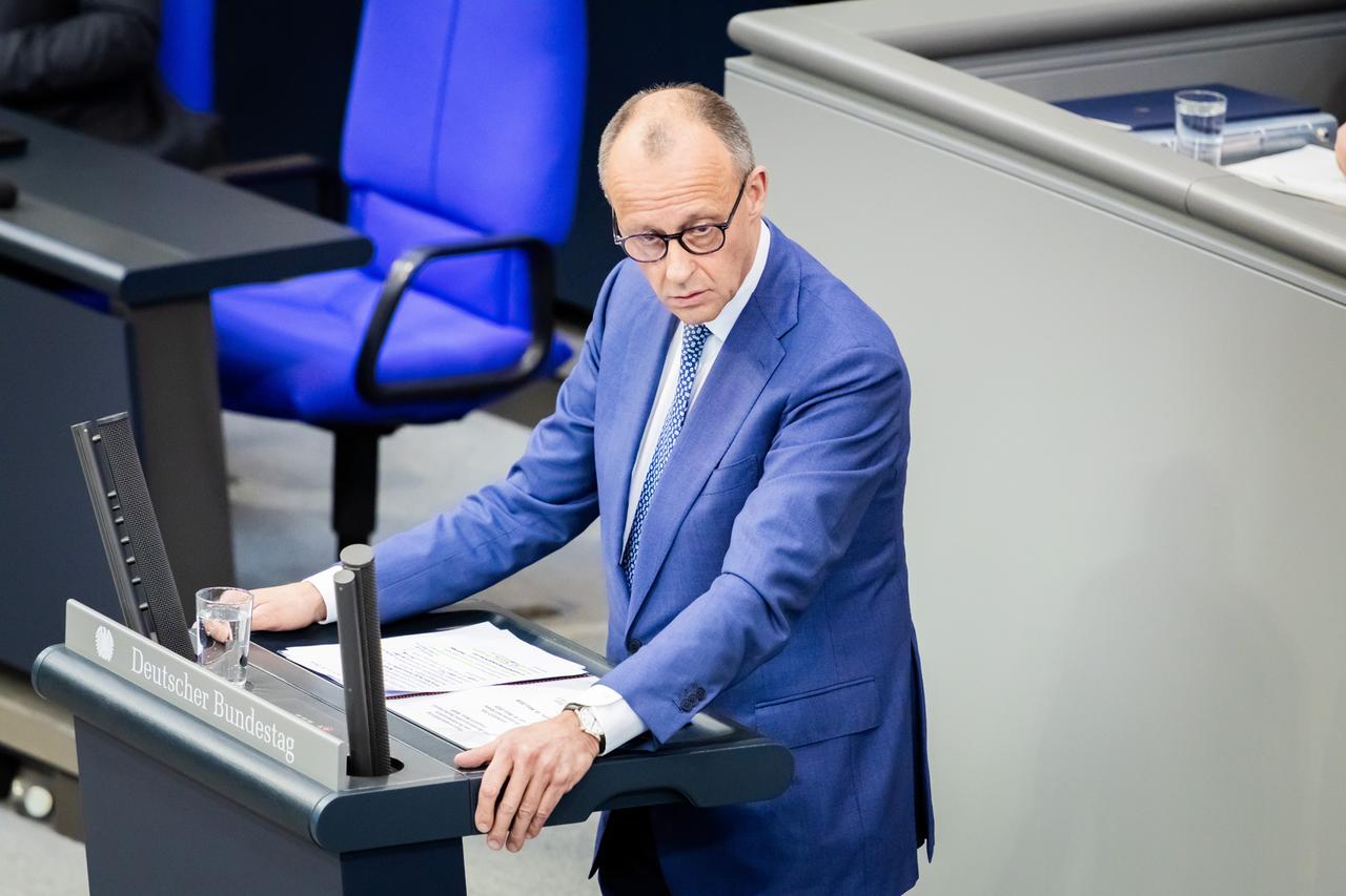 Bundeskanzler Friedrich Merz (CDU) steht an einem Rednerpult im Deutschen Bundestag und gibt eine Regierungserklärung ab. 