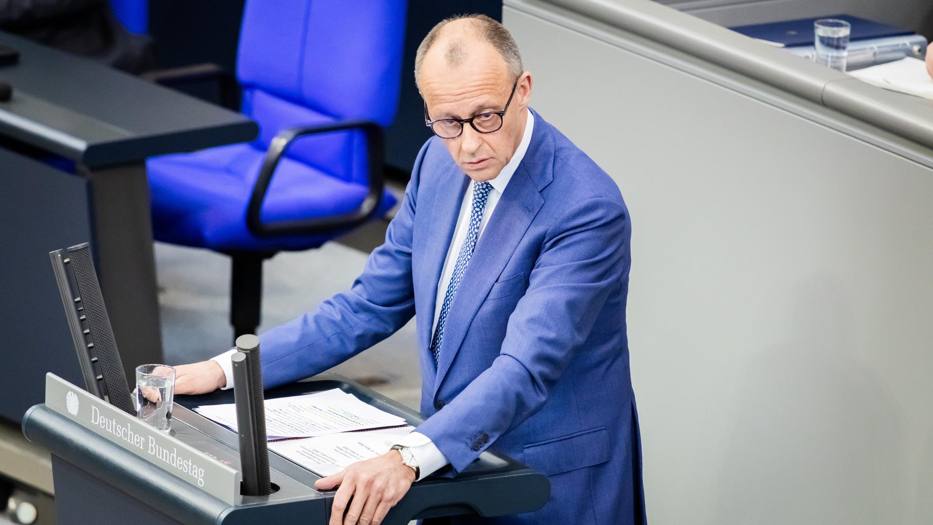 Bundeskanzler Friedrich Merz (CDU) steht an einem Rednerpult im Deutschen Bundestag und gibt eine Regierungserklärung ab. 
