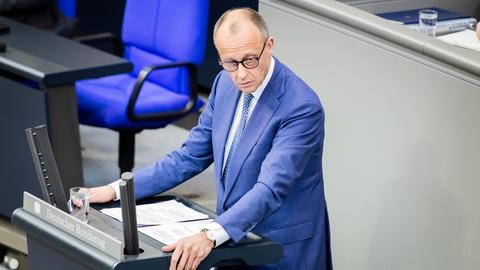 Bundeskanzler Friedrich Merz (CDU) steht an einem Rednerpult im Deutschen Bundestag und gibt eine Regierungserklärung ab. 