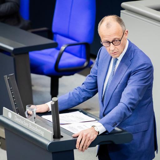 Bundeskanzler Friedrich Merz (CDU) steht an einem Rednerpult im Deutschen Bundestag und gibt eine Regierungserklärung ab. 