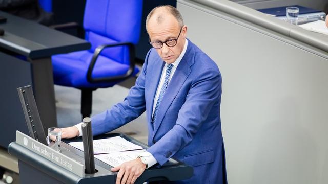Bundeskanzler Friedrich Merz (CDU) steht an einem Rednerpult im Deutschen Bundestag und gibt eine Regierungserklärung ab. 