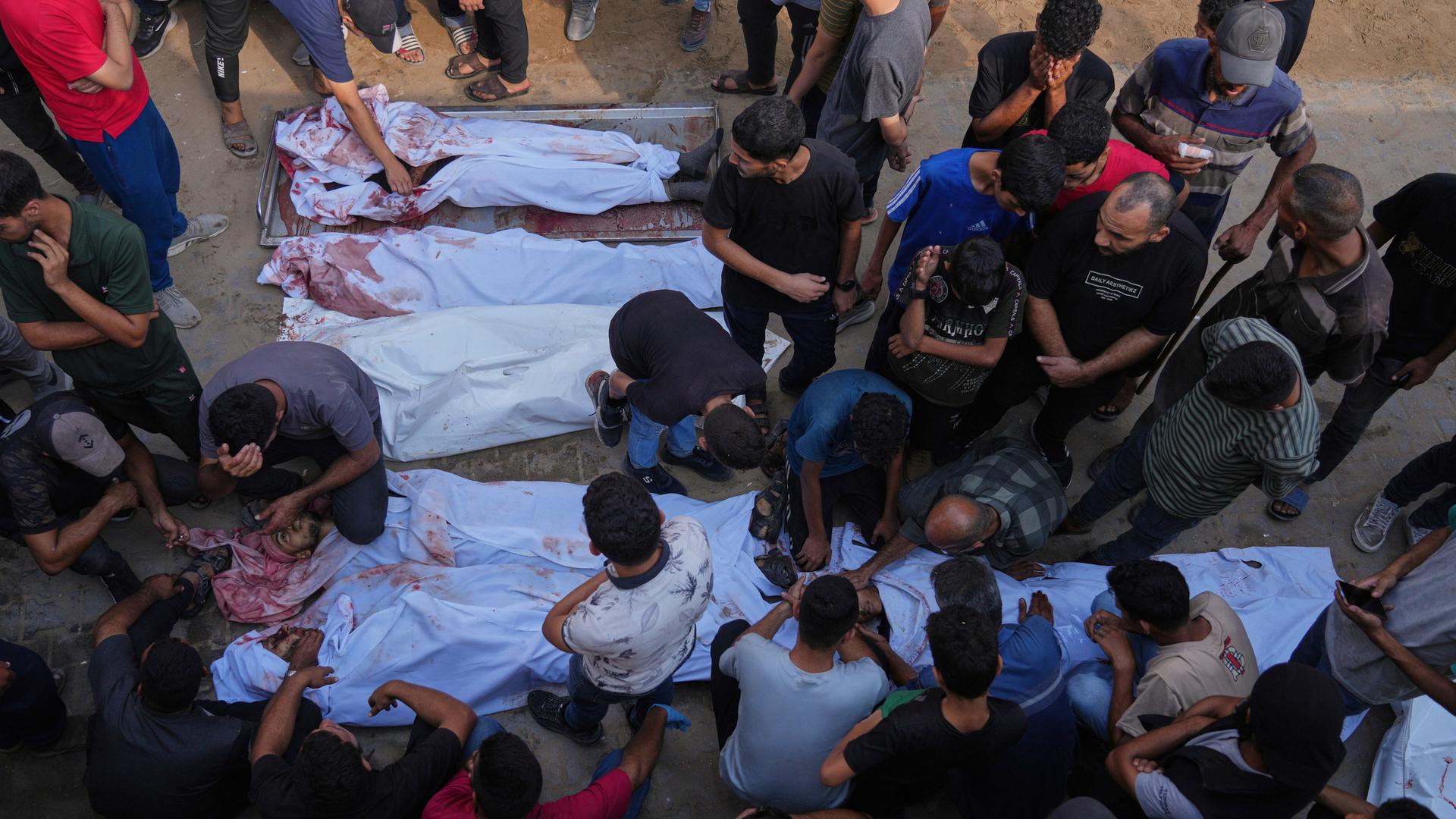 Palästinenser trauern am Sonntag, 31. August 2025, vor dem Shifa-Krankenhaus in Gaza-Stadt um Menschen, die entweder durch israelische Militärangriffe oder beim Versuch, Hilfsgüterlastwagen zu erreichen, ums Leben gekommen sind. (AP Photo/Jehad Alshrafi) Palästinenser trauern am Sonntag, 31. August 2025, vor dem Shifa-Krankenhaus in Gaza-Stadt um Menschen, die entweder durch israelische Militärangriffe oder beim Versuch, Hilfsgüterlastwagen zu erreichen, ums Leben gekommen sind. (AP Photo/Jehad Alshrafi)