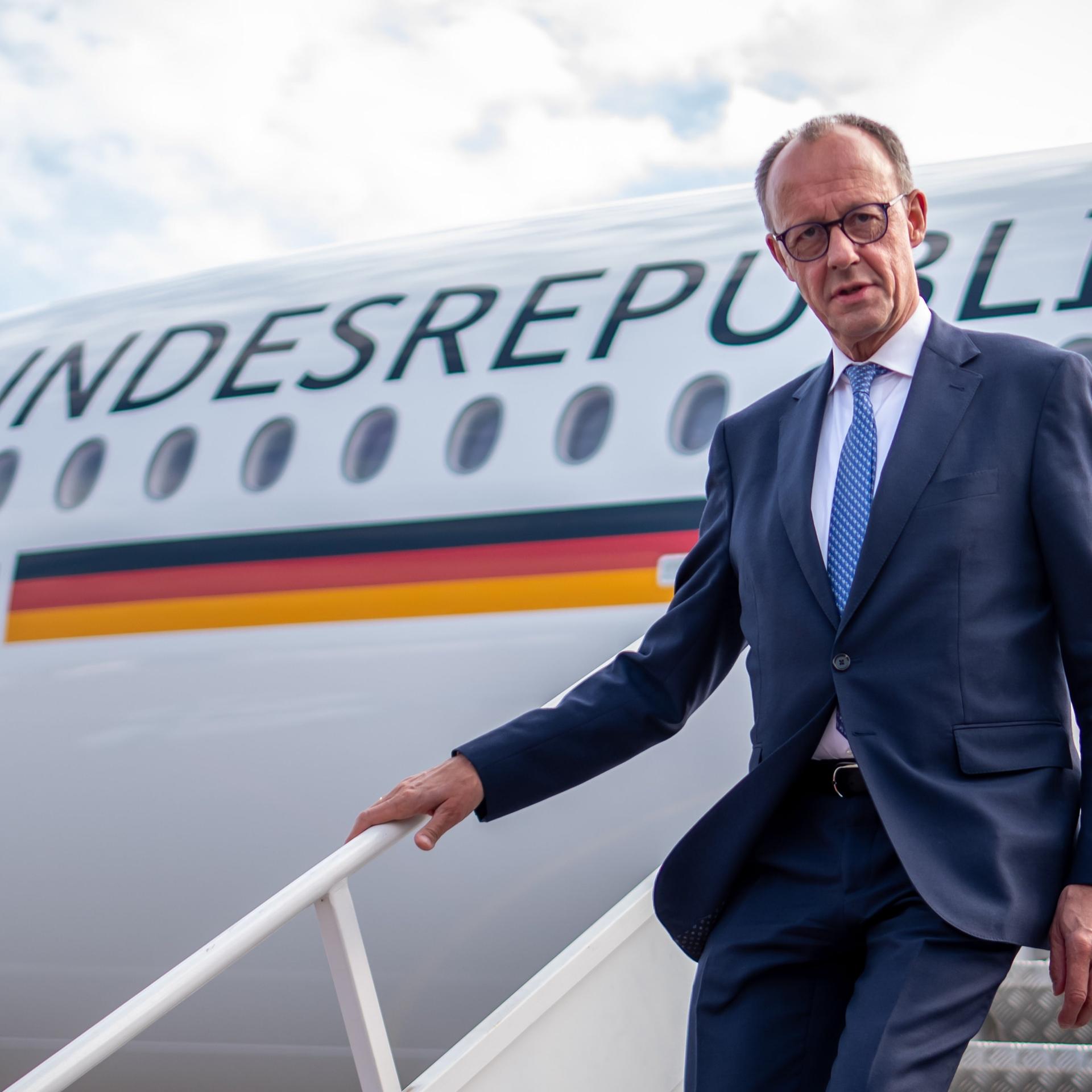 Bundeskanzler Friedrich Merz (CDU) steigt nach seiner Ankunft auf dem Flughafen Vilnius aus dem Flugzeug der Flugbereitschaft. Merz und Verteidigungsminister Pistorirus nehmen am feierlichen Aufstellungsappell der Panzerbrigade 45 der Bundeswehr in Litauen teil.