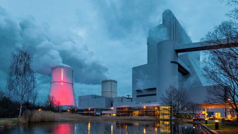 Protest gegen früheren Kohleausstieg am Kraftwerk Schwarze Pumpe (LEAG).
        Ein Kühlturm des Braunkohlekraftwerks Schwarze Pumpe (LEAG) ist anlaesslich des Barbaratages (04. Dezember 2021) rot angestrahlt und mit einem Ausrufezeichen versehen um gegen einen vorgezogenen Kohleausstieg zu protestieren. 