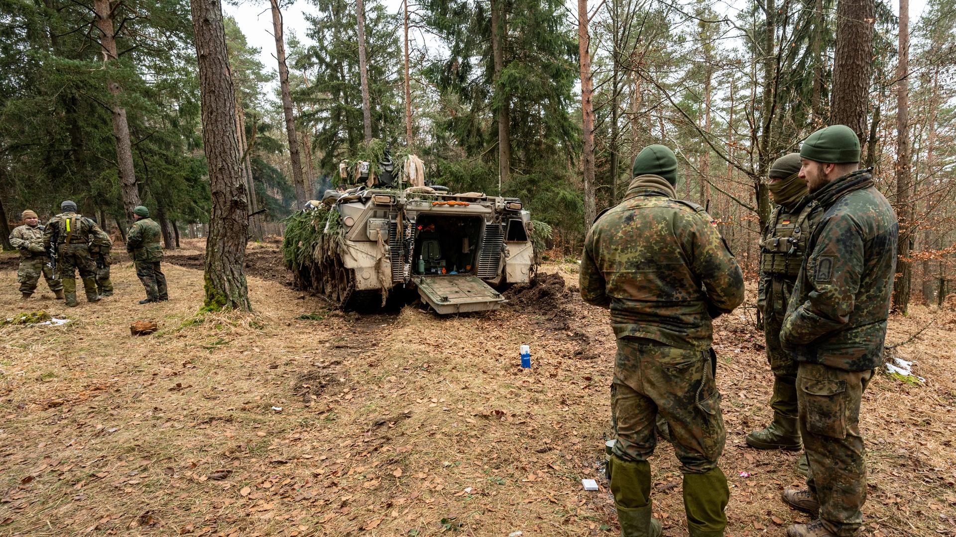 Deutsche Soldaten stehen während der internationaler Militärübung neben einem Panzer Marder 1A3 Deutsche Soldaten stehen während der internationaler Militärübung neben einem Panzer Marder 1A3